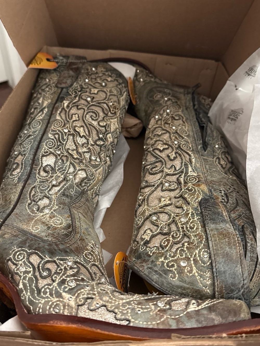 NWT corral boots, brown distressed glitter inlay & embroidery